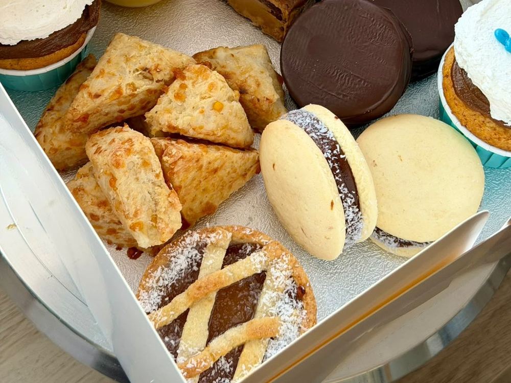 Box desayuno: zumo, chipás, alfajores y pastafrola