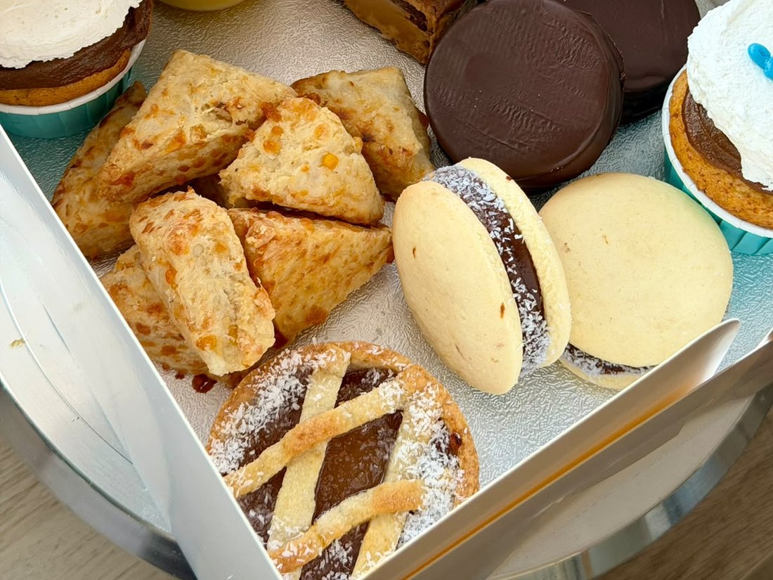 Box desayuno de La Pastry: zumo de naranja, chipás, alfajores y pastafrola en su caja