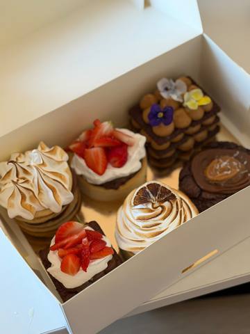 Caja de petit fours variados