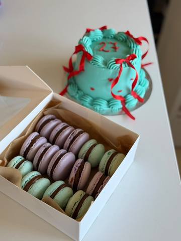 Pastel con caja de macarons