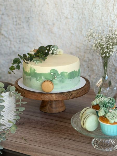 Pastel verde con hojas para una comunión