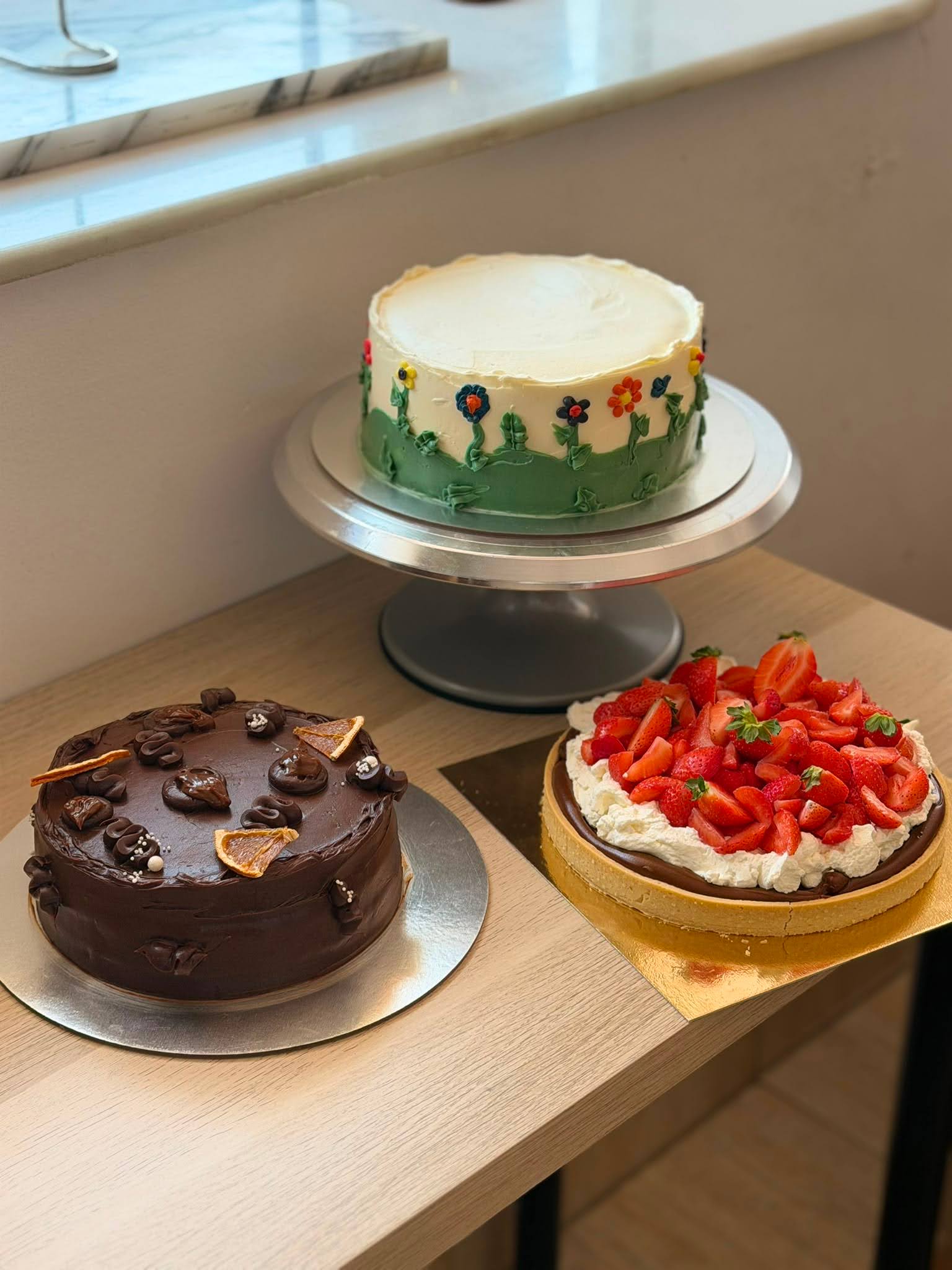 Pasteles personalizados de La Pastry: flores, chocolate y fresas con nata
