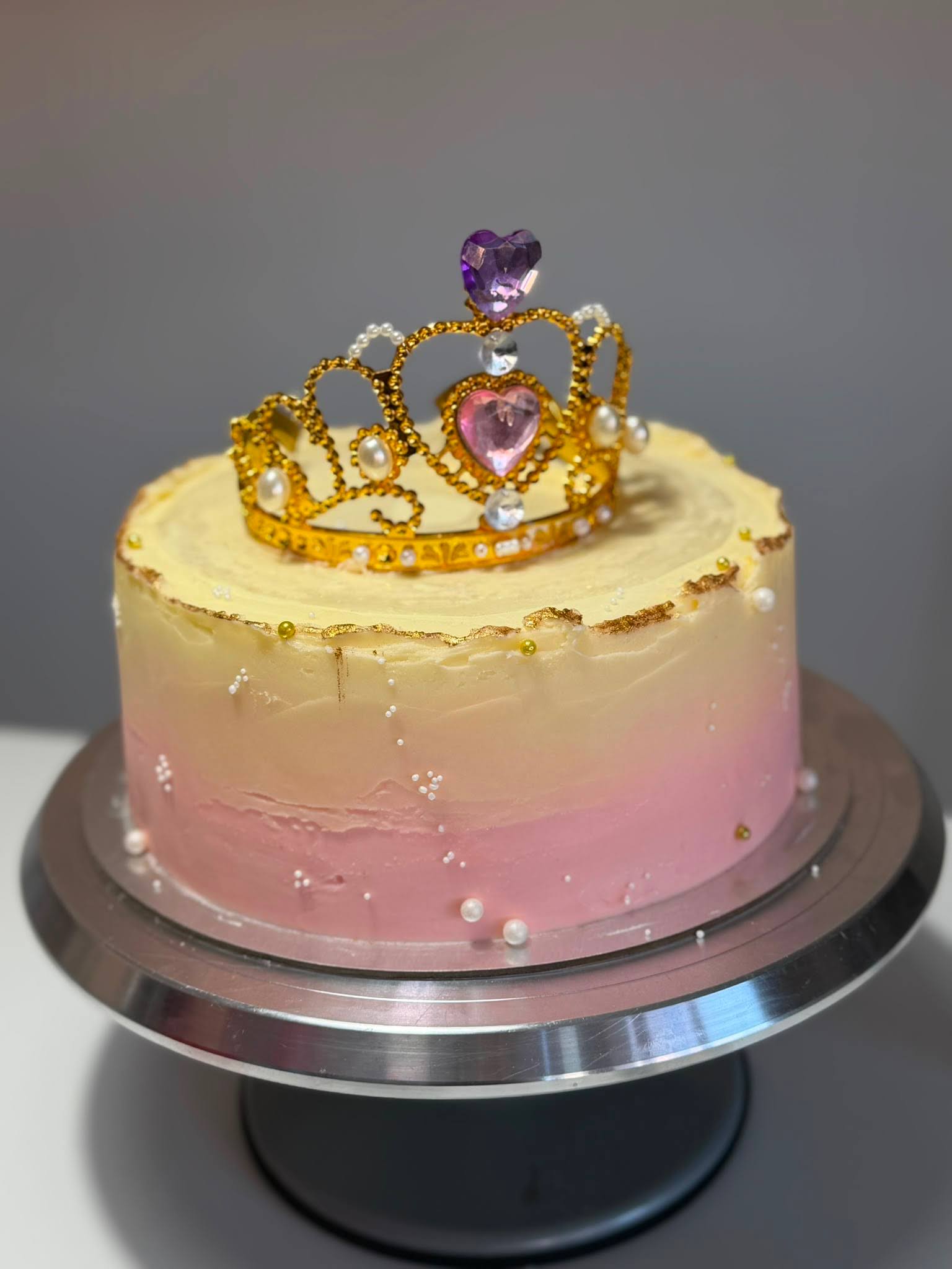 Pastel personalizado degradado rosa con corona, de La Pastry